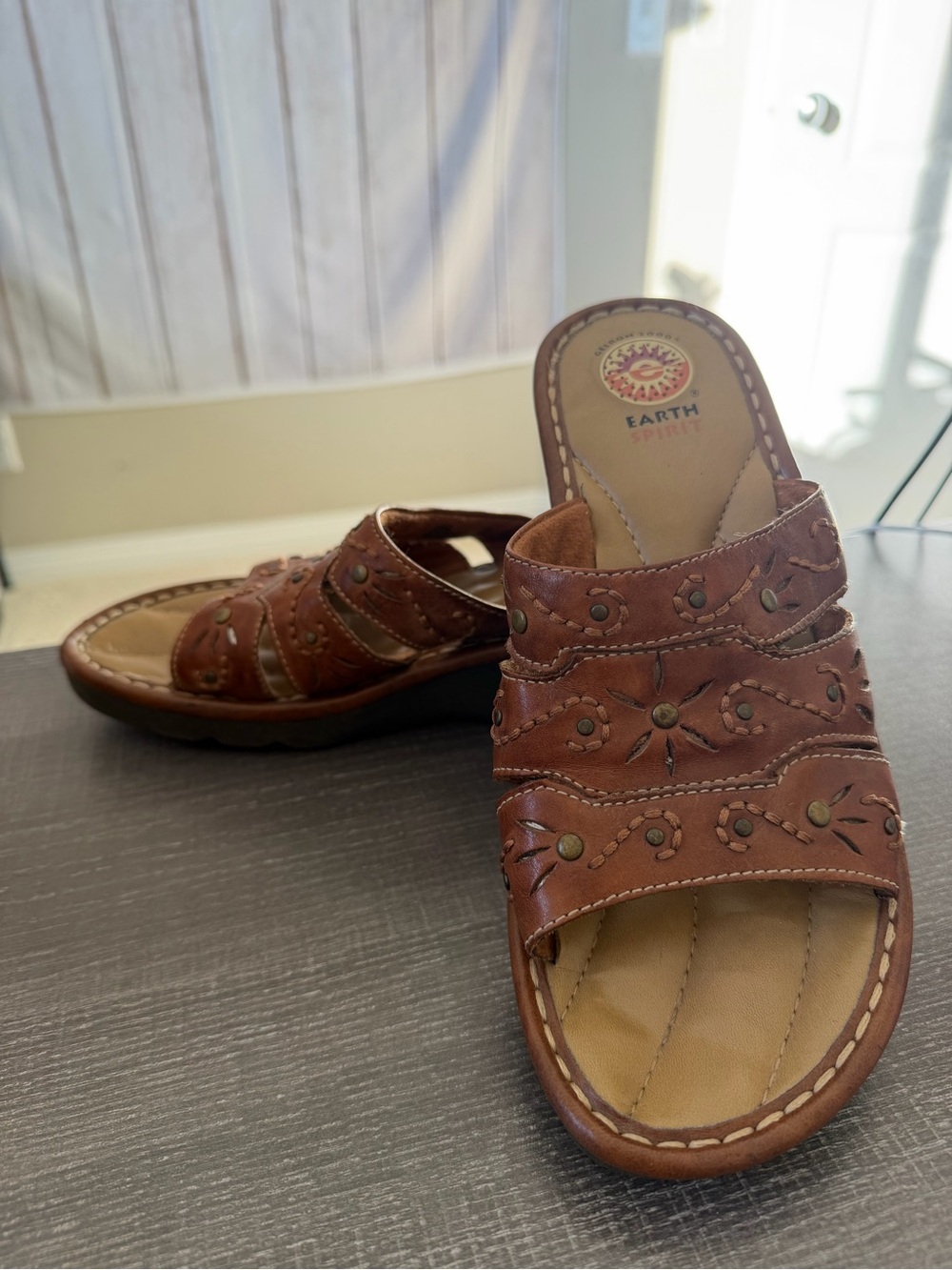 Earth Spirit Women's Brown Leather Cut-Out Wedge Sandals, Size 9